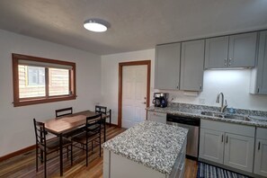 Fridge, microwave, oven, stovetop - River's Edge Retreat (Red River)
