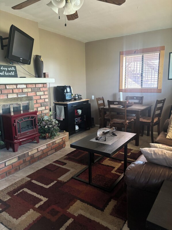 Living area - Beautifully furnished private Pet Friendly place with private fenced yard (Prescott)