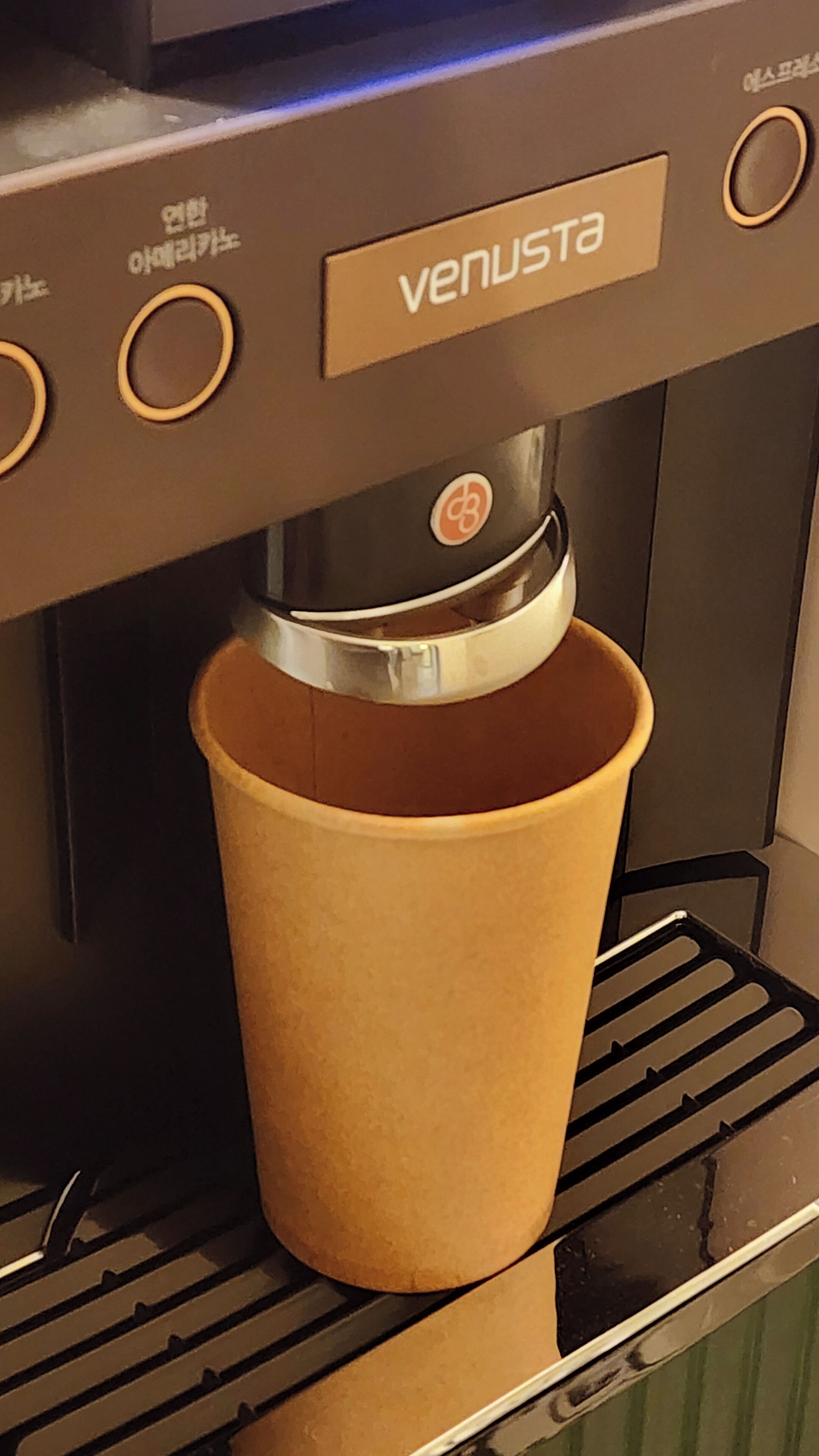Une machine à café dotée d'un porte-tasse situé en dessous.