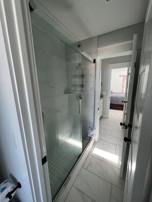 Dusche, Handtücher, Seife, Shampoo