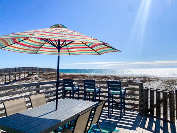 Outdoor dining - Private Townhome on West Beach in Gulf Shores (Gulf Shores)
