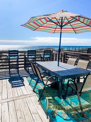 Outdoor dining - Private Townhome on West Beach in Gulf Shores (Gulf Shores)