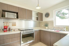 Deluxe House, Patio, Courtyard View | Private kitchen