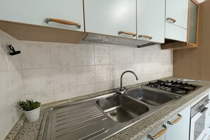 Een koelkast, een oven, een kookplaat, een broodrooster
