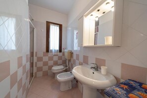 Douche, sèche-cheveux, bidet