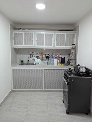 Blender, cookware/dishes/utensils, lobster pot