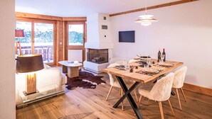 Un comedor acogedor con una mesa de madera, sillas y una chimenea.
