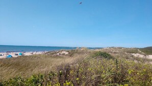 Une plage avec des tentes et un ciel dégagé.