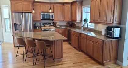 Charming 4-bedroom house with WiFi, AC in amazing Foxborough