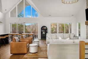 Cheminée, baby-foot, table de tennis de table