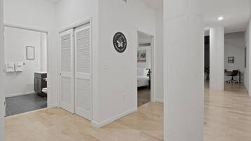 1 quarto, escrivaninha, ferros/tábuas de passar roupa, Wi-Fi de cortesia