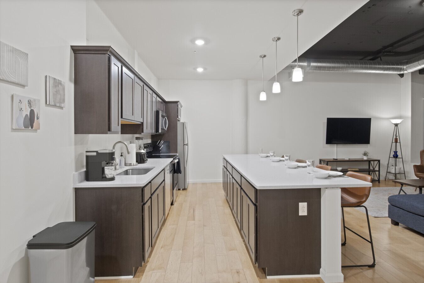 Réfrigérateur, micro-ondes, four, plaque de cuisson