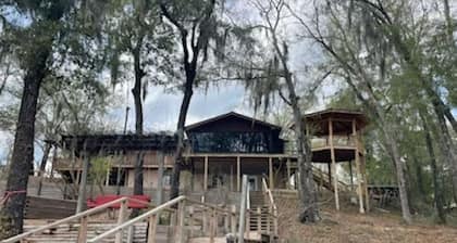 4-bedroom Lake House 45 Minutes from the Beach!