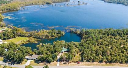 4-bedroom Lake House 45 Minutes from the Beach!