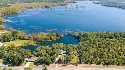 4-bedroom Lake House 45 Minutes from the Beach!
