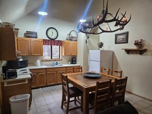 Fridge, microwave, oven, stovetop - Northwoods (#12) Cabin in the Pines (Pinetop-Lakeside)