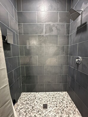 Dusche, Haartrockner, Handtücher, Seife