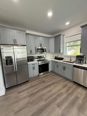 Fridge, microwave, oven, stovetop - 3Bed NEW Home In Tampa Near Hotspots, Airport, Downtown, Ybor, Stadium & More (Tampa)