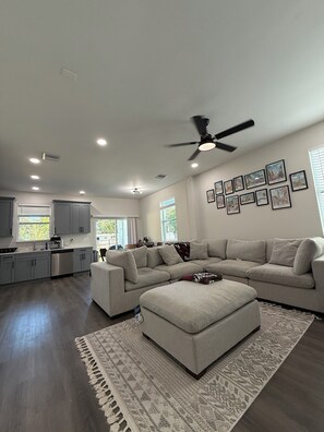 Smart TV - 3Bed NEW Home In Tampa Near Hotspots, Airport, Downtown, Ybor, Stadium & More (Tampa)