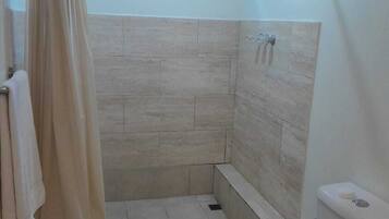 Douche, serviettes fournies, savon, papier toilette