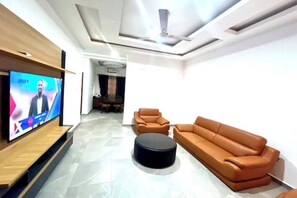 Smart TV - Ryan’s Self-Catering apartment (Sekondi-Takoradi)