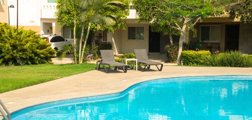 Tropical Getaway in Flamingos near Beach