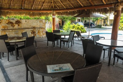 Tropical Getaway in Flamingos near Beach