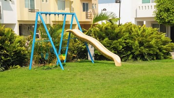 Área de juegos infantiles al aire libre