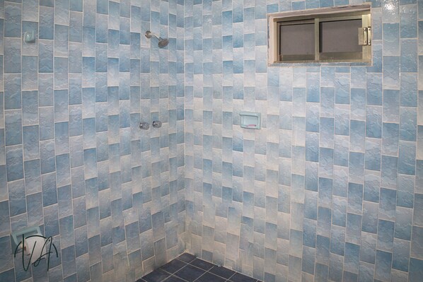 Maison Luxe, vue piscine | Salle de bain | Douche, serviettes fournies, papier toilette