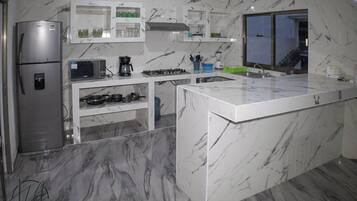 Luxury House, Pool View | Private kitchen