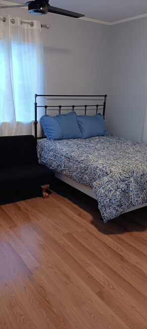 1 bedroom, iron/ironing board, WiFi, bed sheets