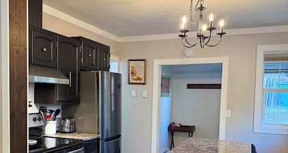 Cozy, private cottage, within city limits of Castelgar
