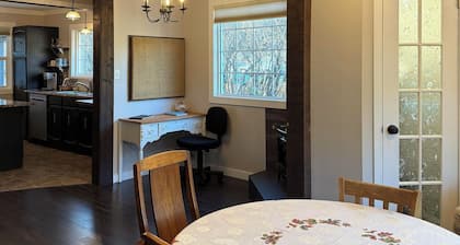 Cozy, private cottage, within city limits of Castelgar