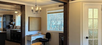 Cozy, private cottage, within city limits of Castelgar