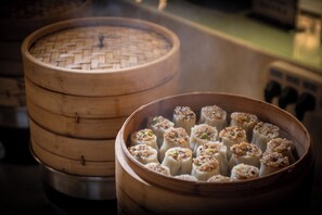 Free daily buffet breakfast - mingrenshouzuojiudian-wenjiangdaxuecheng (Chengdu)