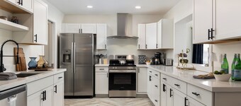 Pool, Spa, Fire Pit, Grown Up Swings-Your Own 5BR/3BA Resort-LOW Pool Heat Fee