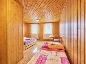 8 bedrooms, desk, WiFi