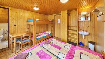 8 bedrooms, desk, WiFi