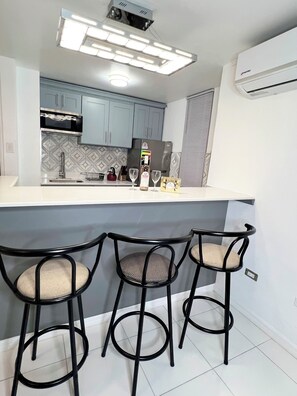 Geladeira, micro-ondas, fogão, cooktop