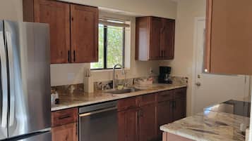 雪櫃、微波爐、焗爐、爐具