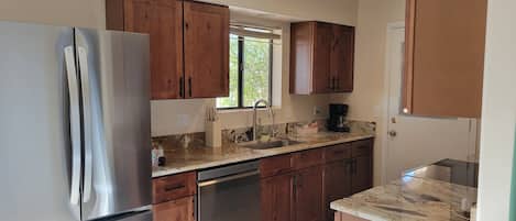 Geladeira, micro-ondas, fogão, cooktop