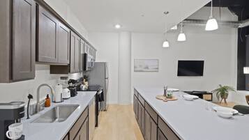 Kjøleskap, mikrobølgeovn, ovn og kokeplater