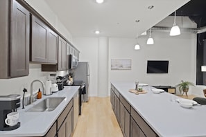 Geladeira, micro-ondas, fogão, cooktop