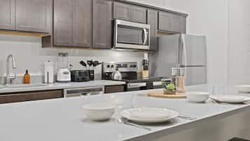 Geladeira, micro-ondas, fogão, cooktop