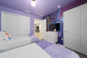 5 bedrooms, desk, iron/ironing board, travel cot