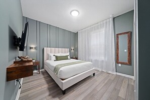 5 chambres, bureau, fer et planche à repasser, lit parapluie