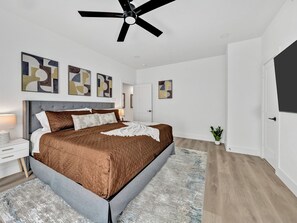 3 bedrooms, desk, iron/ironing board, free WiFi