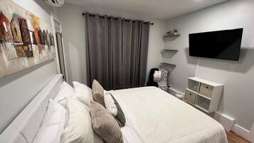 3 slaapkamers, een bureau, een strijkplank/strijkijzer, reisbedje