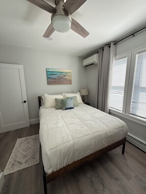 3 bedrooms, desk, iron/ironing board, travel cot