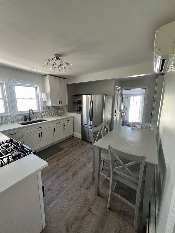 Refrigerador, microondas, horno y parrilla de estufa 